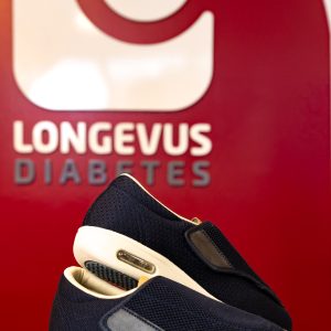 Tênis com velcro e palmilhas para pessoas com diabetes